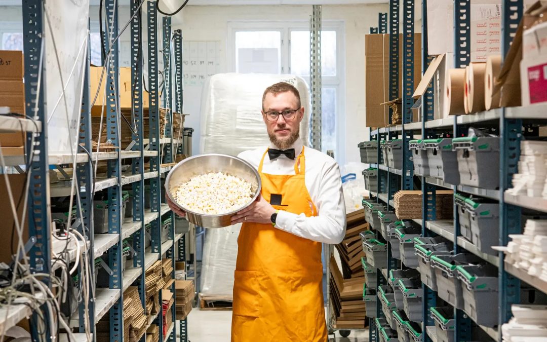 Han jobbar med sitt favoritsnacks